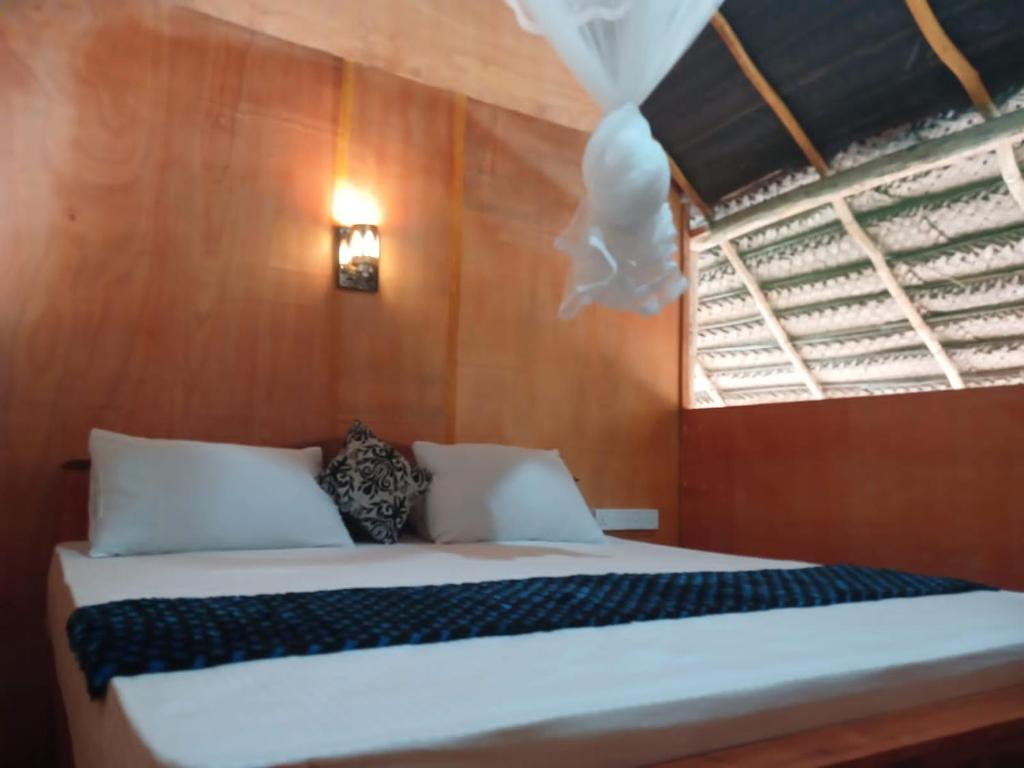 锡吉里亚Pidurangala View Treehouse的卧室配有白色的床和窗户