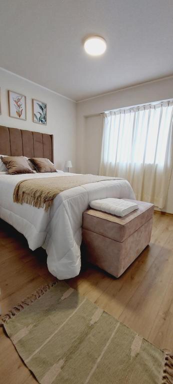 利马Moderno departamento de 03 habitaciones的一间卧室设有一张大床和一个窗户。