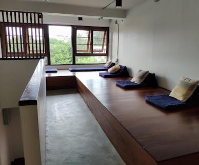 清迈Baan Heart Thai的带沙发的客房,位于带窗户的房间内
