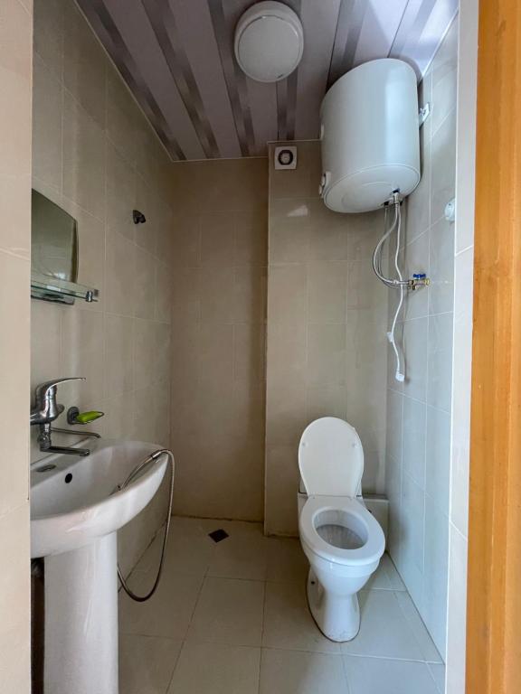 谢赫维蒂利Hotel "Qeti"的一间带卫生间和水槽的浴室