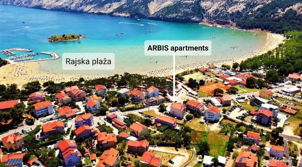 洛帕Apartments Arbis的享有度假胜地和海滩的空中景致