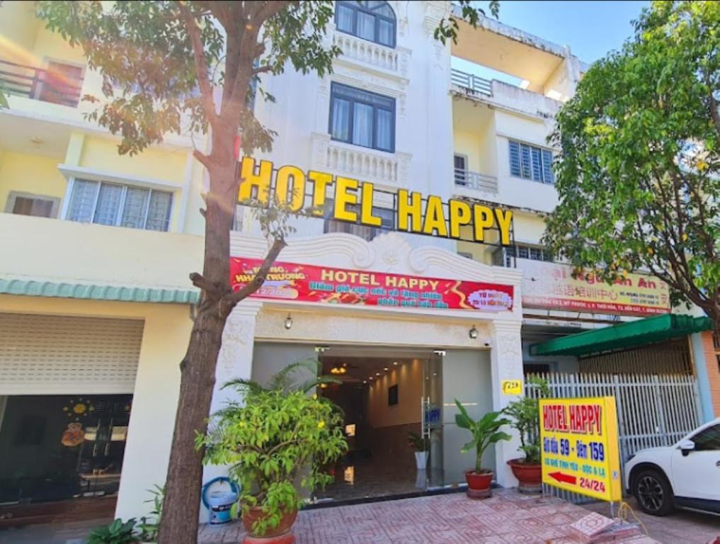 Bến CátHappy 2 Hotel Bình Dương的大楼前的酒店快乐标志