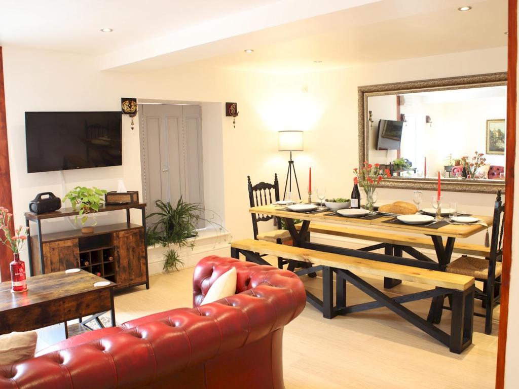 兰达弗里Pass the Keys Heart of Llandovery Large 4BR Apartment For 9的客厅配有桌子和沙发