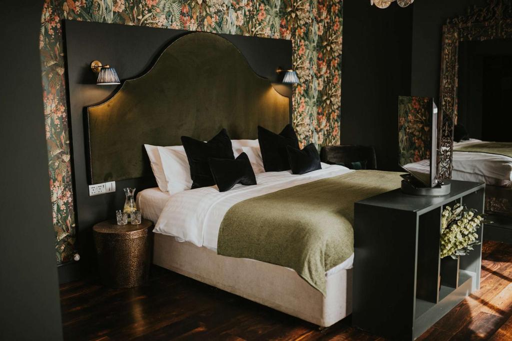 达灵顿The Croft Hotel, BW Signature Collection的一间卧室配有一张大床和大床头板