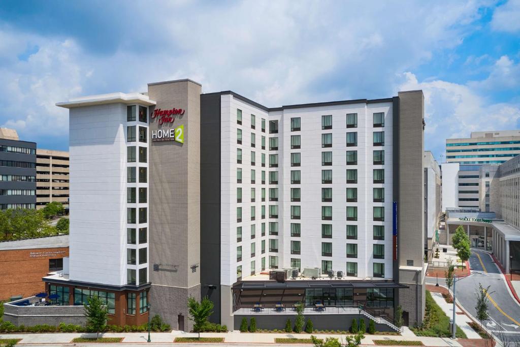 陶森Hampton Inn Towson Downtown的一座城市的白色大型酒店建筑