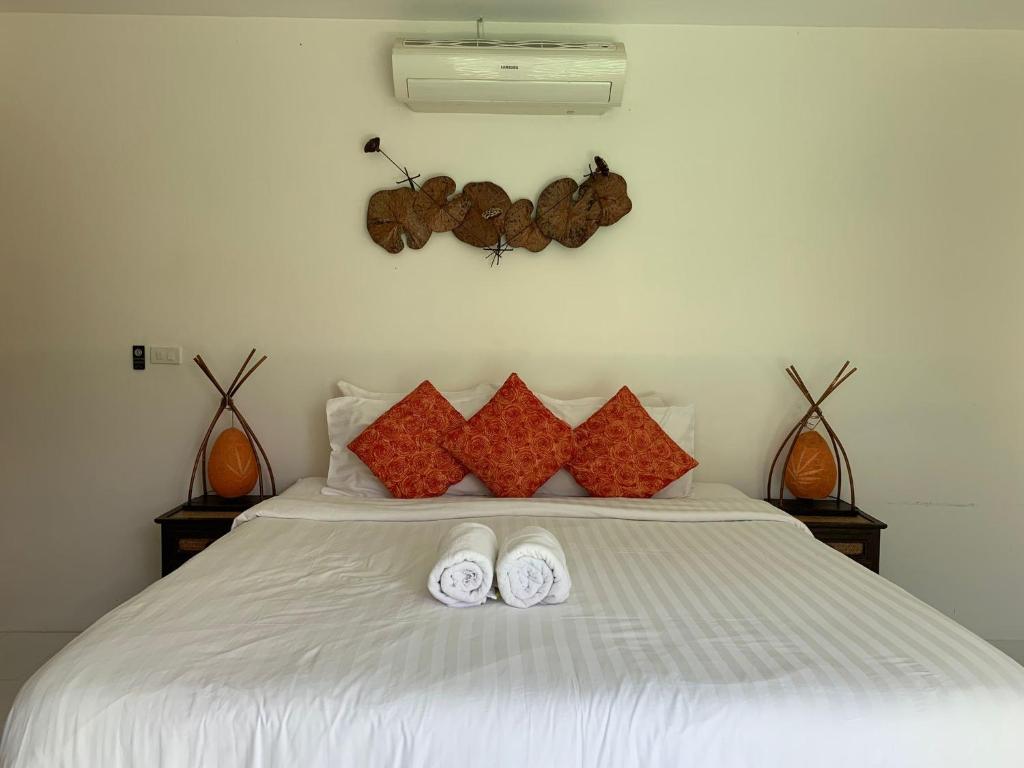 湄南海滩3 Bedroom Villa 12 - SDV261-Short Walk to Beautiful Ban Tai Beach-By Samui Dream Villas的一间卧室配有一张床,上面有2个白色拖鞋