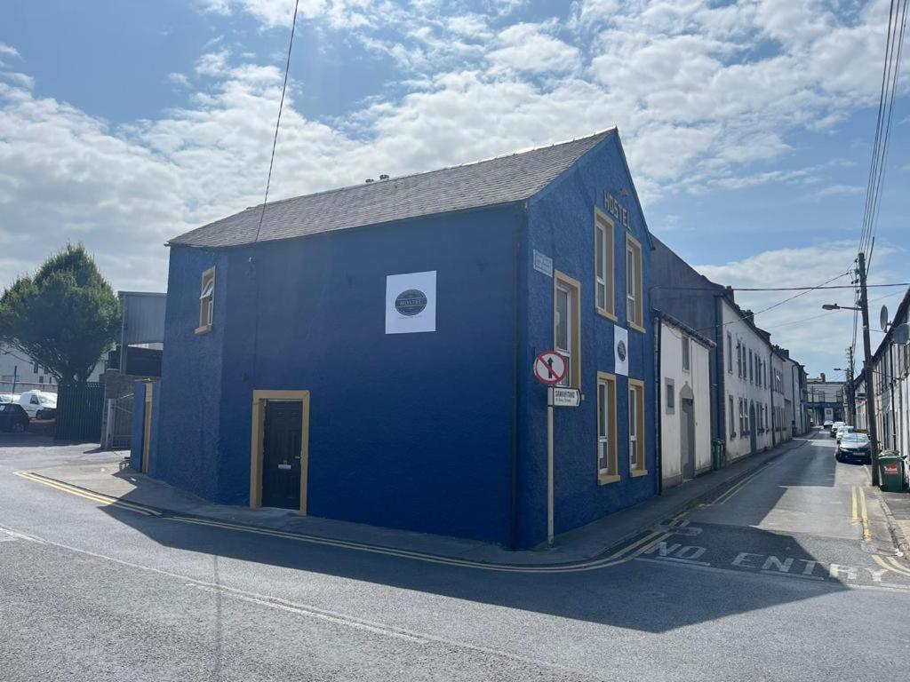 沃特福德Waterford Hostels Ltd的街道边的蓝色建筑