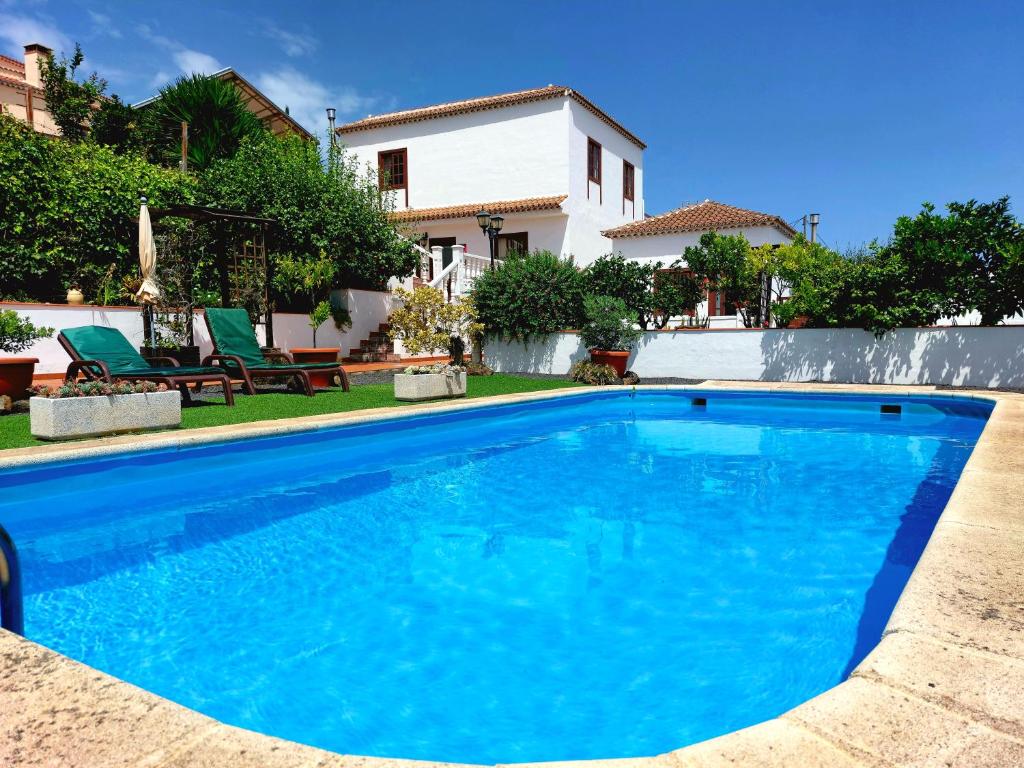 巴尔洛文托Las Paredes的房子前面的蓝色游泳池