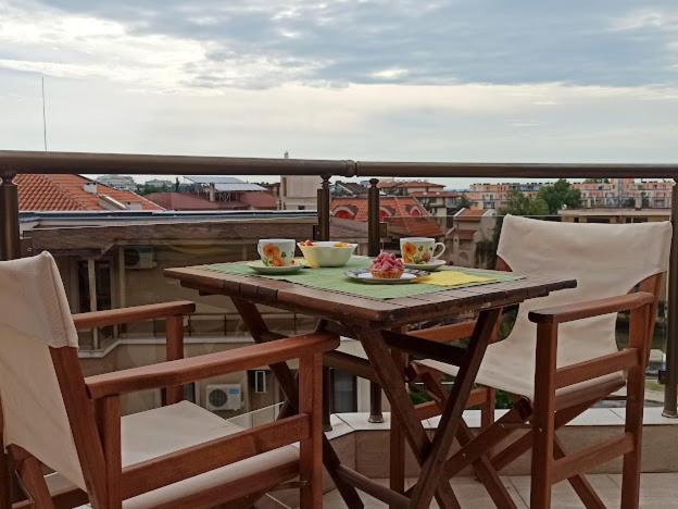 拉夫达Голям апартамент с прекрасна гледка кьм морето的阳台上的桌子上摆着饭