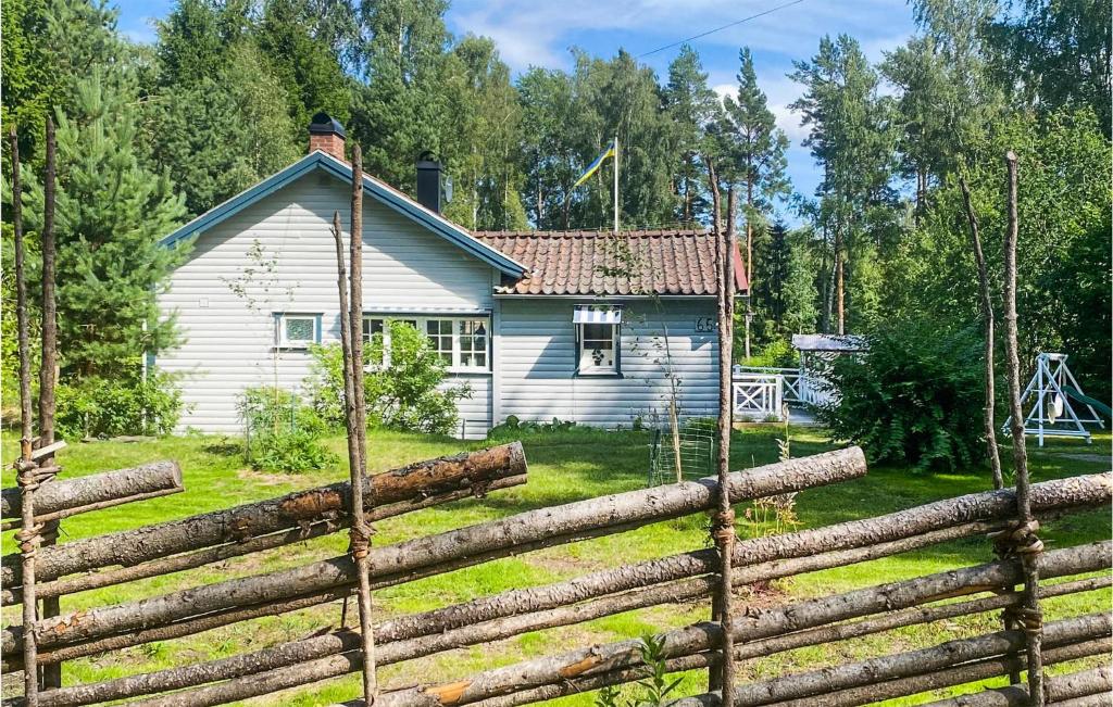 Dalarö3 Bedroom Lovely Home In Dalar的前面有栅栏的白色房子