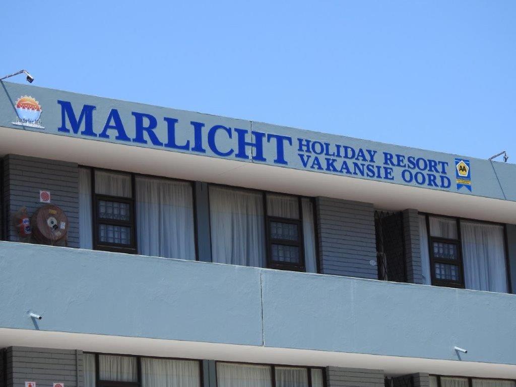 马盖特Marlicht Vacation Resort的上面有标志的建筑