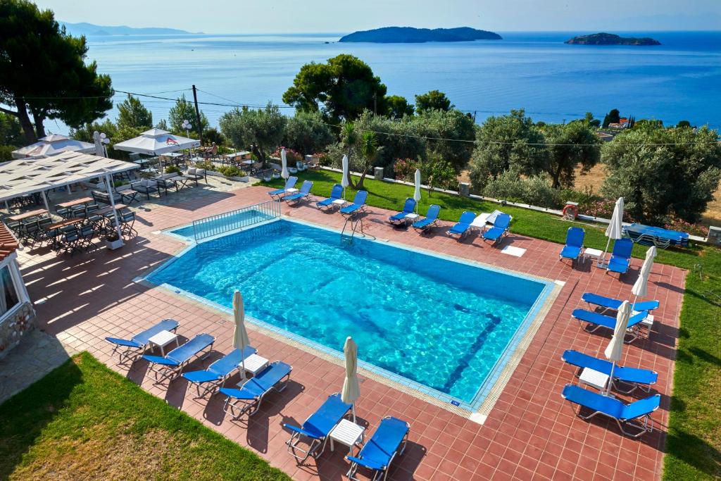 阿克雷迪斯agnadi hotel的享有带躺椅的游泳池和大海的顶部景致