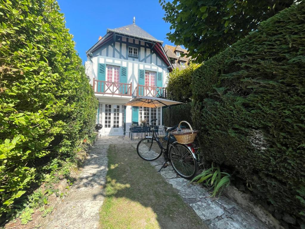 多维尔Villa normande - Les Crapauds Fous的停在房子前面的自行车