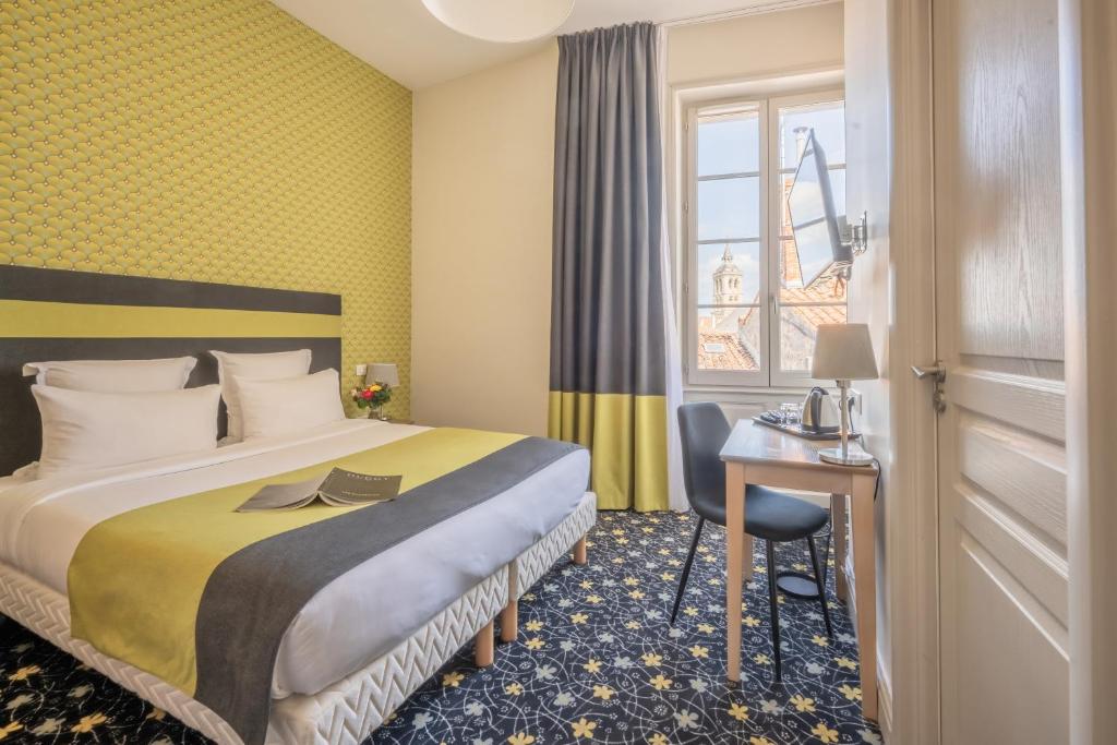 科涅克厄尔塔奇酒店的配有一张床、一张书桌和一扇窗户的酒店客房