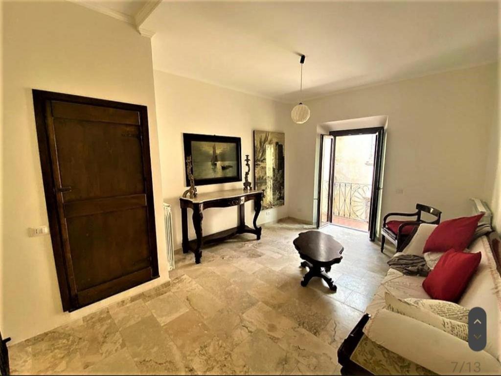 菲乌吉Casa Vittorio Emanuele的带沙发和钢琴的客厅