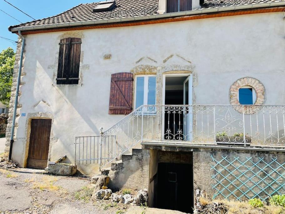 NolayLe Gîte des Hautes Côtes的一座带楼梯和阳台的古老房屋