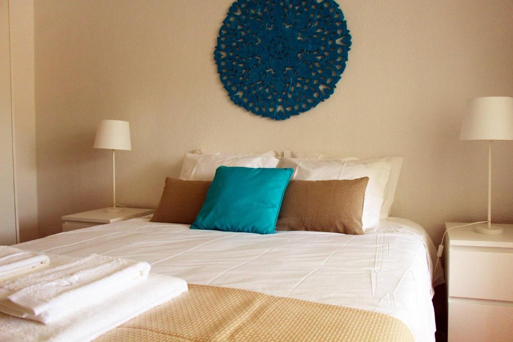 蓬蒂-迪索尔Inncork Guesthouse的床上有蓝色枕头