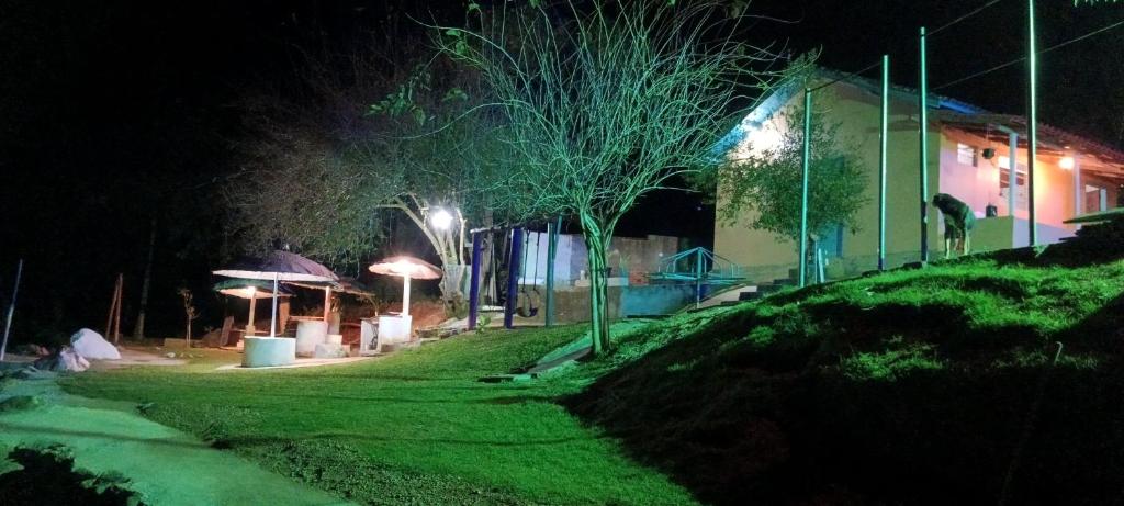 格拉瓦塔尔Casa de sítio Carlito Aranha的享有带灯的房屋的夜景