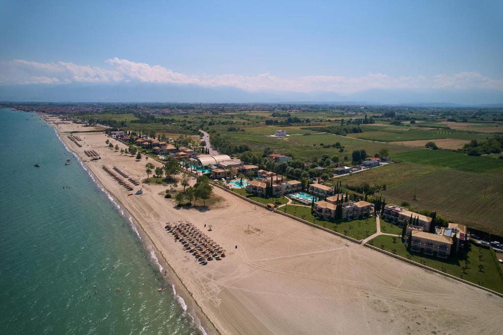 帕拉利亚卡泰里尼斯Mediterranean Village Hotel & Spa的海滨的空中景色