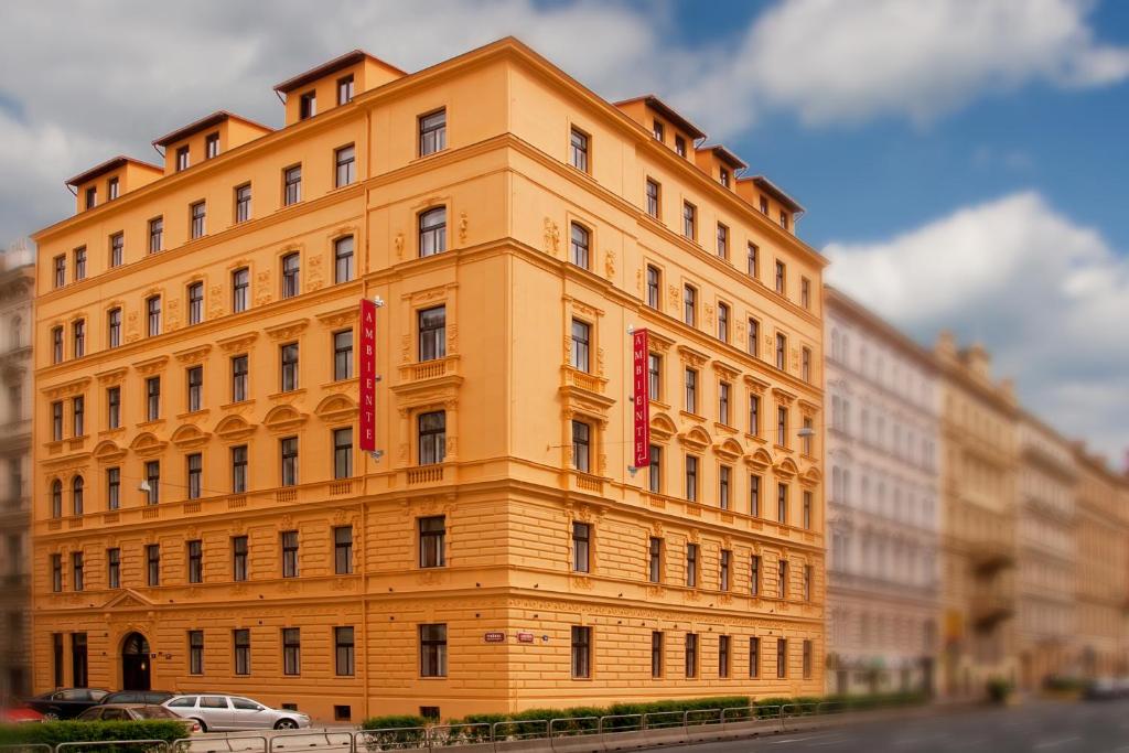 布拉格氛围酒店的黄色的建筑,边有红色的弓