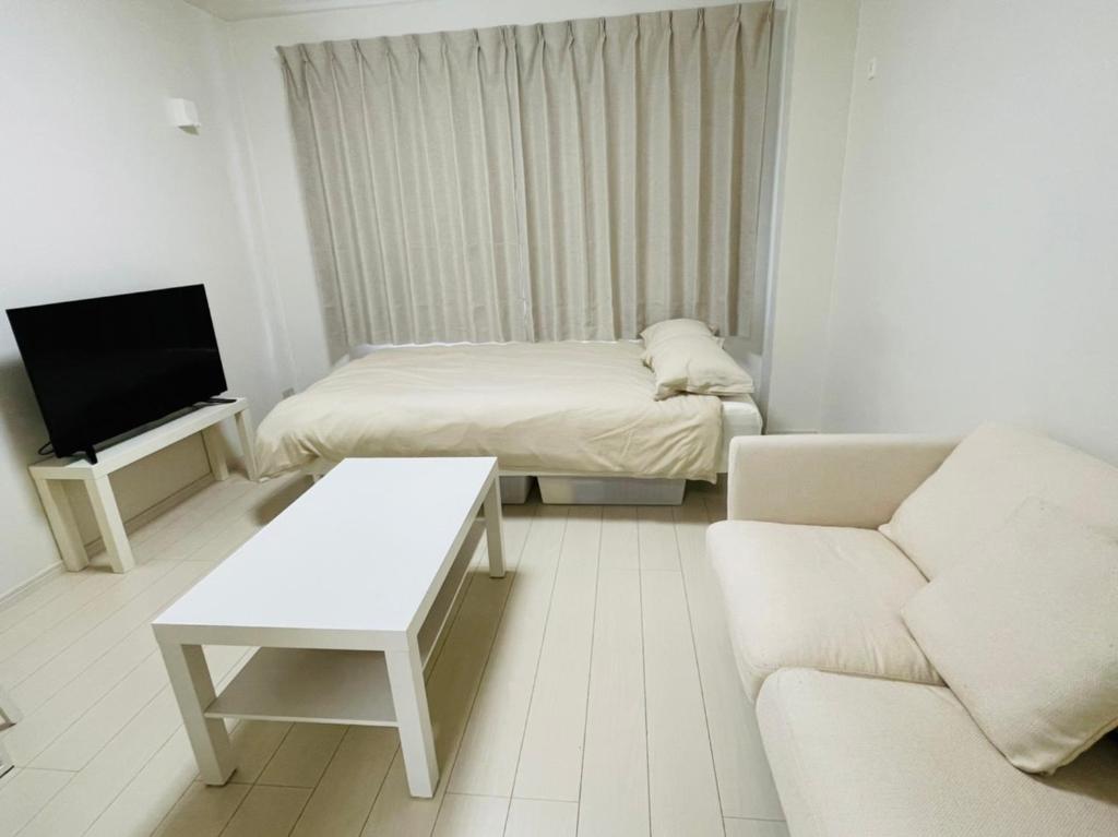 横须贺市STUDIO YONEGAHAMA l 米が浜通的带沙发和床的小客厅