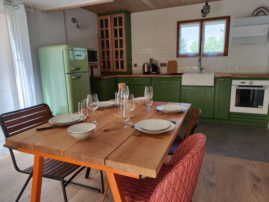 阿尔比L'Oustalet d'Erine - spacieuse et climatisée的厨房配有一张木桌和绿色橱柜