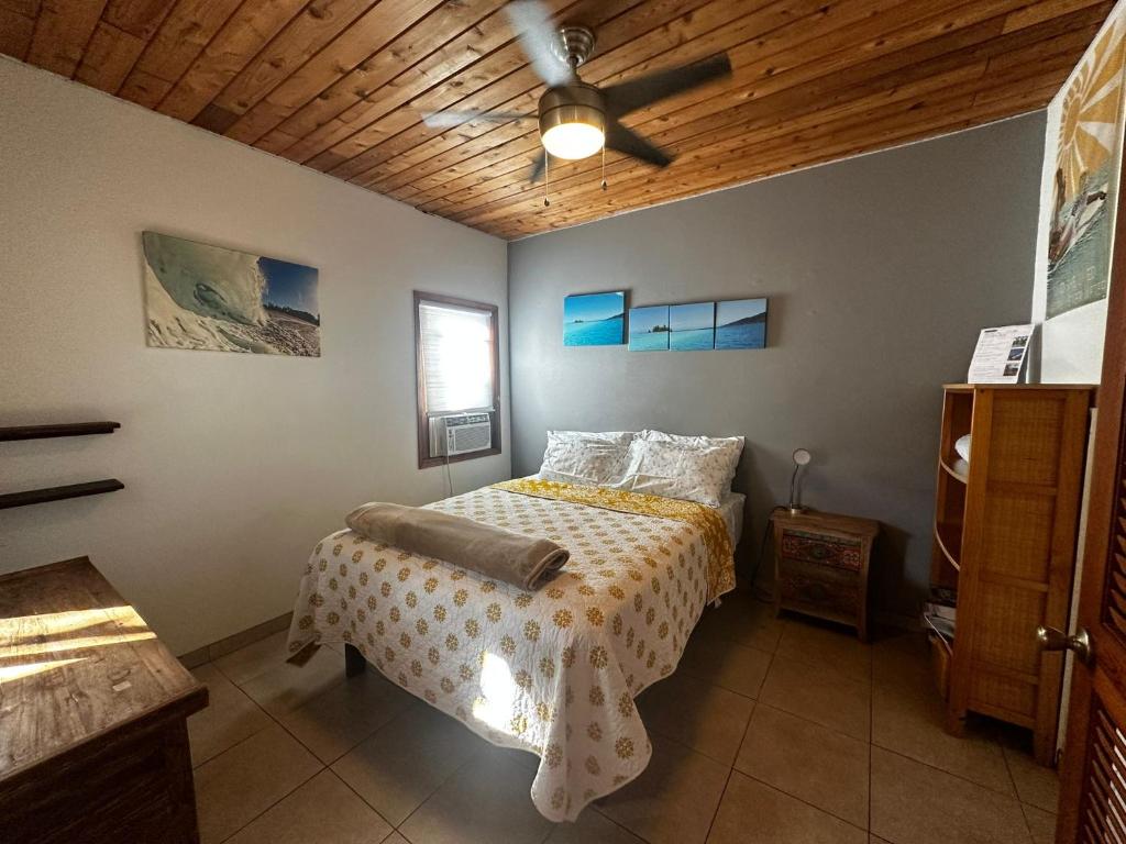 哈莱伊瓦Guest House - V-land的一间卧室配有一张床和吊扇