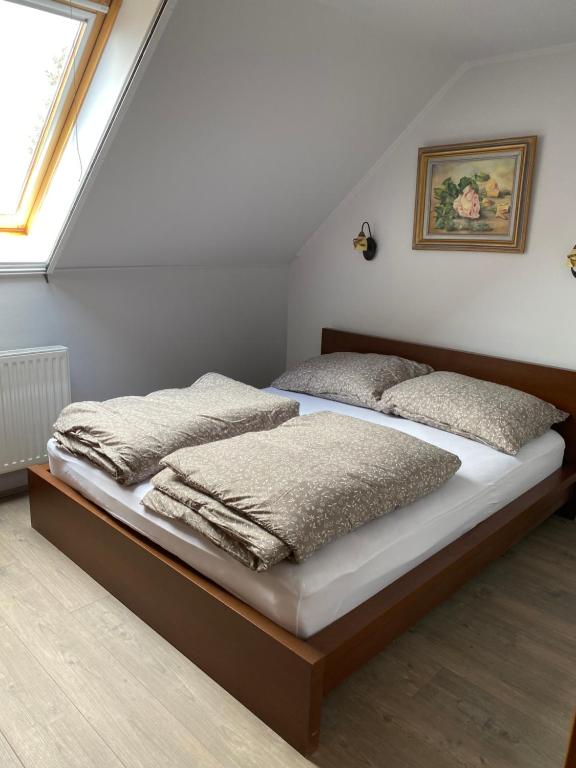 KozármislenyM&D Wellness的一间卧室配有两张带毯子的床