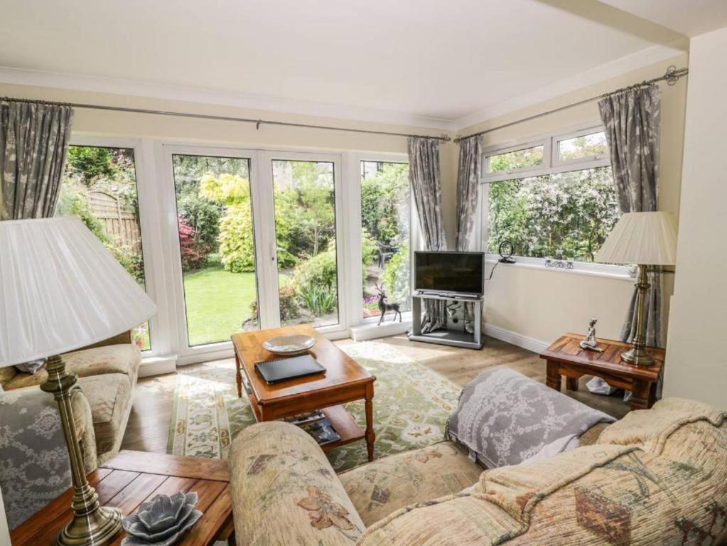 凯尔索Abbeyside Cottage的带沙发和电视的客厅