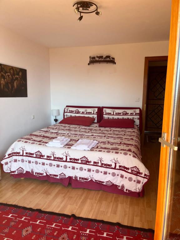 克莱恩 蒙塔纳La casetta di Crans的一间卧室配有一张带红色枕头的大床