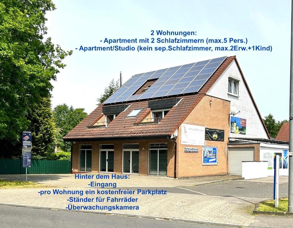 布吕根Ferien im FerienStudio1A的屋顶上设有太阳能电池板的建筑