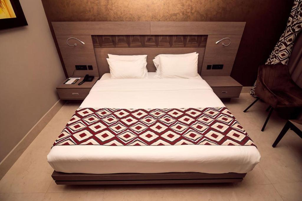 洛美萨拉卡瓦酒店的一间卧室,卧室内配有一张大床