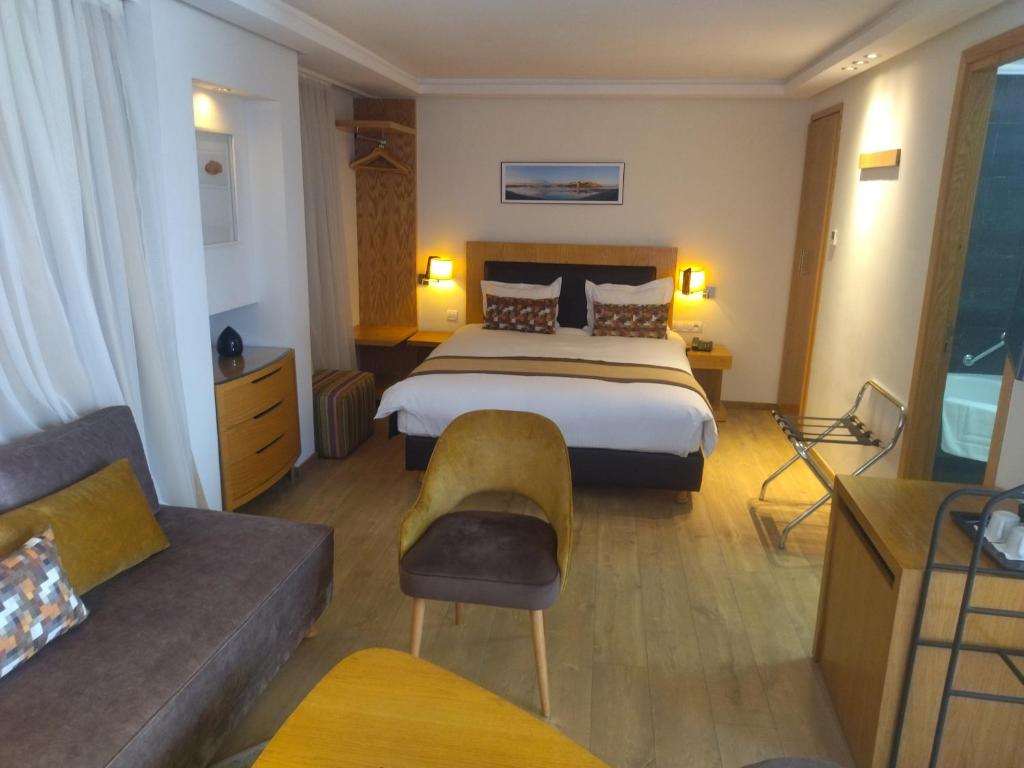 拉巴特Le Pietri Urban Hotel的酒店客房,配有床和沙发