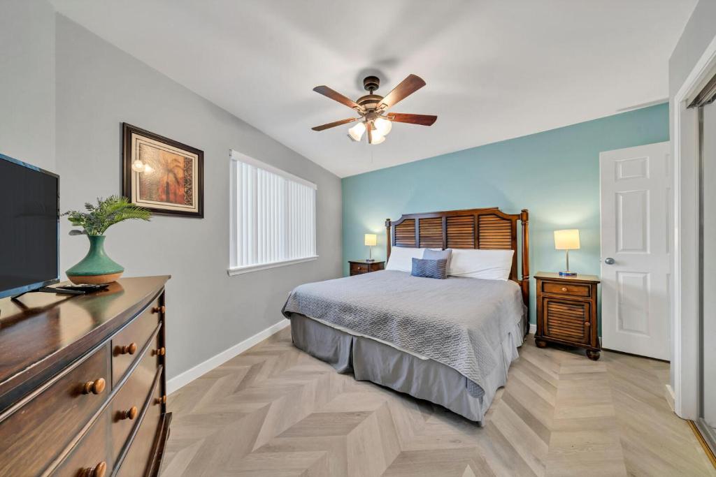 德斯坦Crystal Village II 6B - Close to the Beach 2BD 2BA的带床和吊扇的卧室