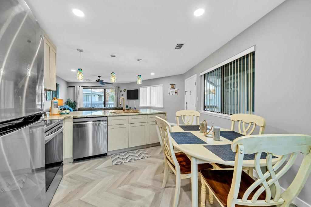 德斯坦Crystal Village II 6B - Close to the Beach 2BD 2BA的一间带桌子和椅子的大厨房