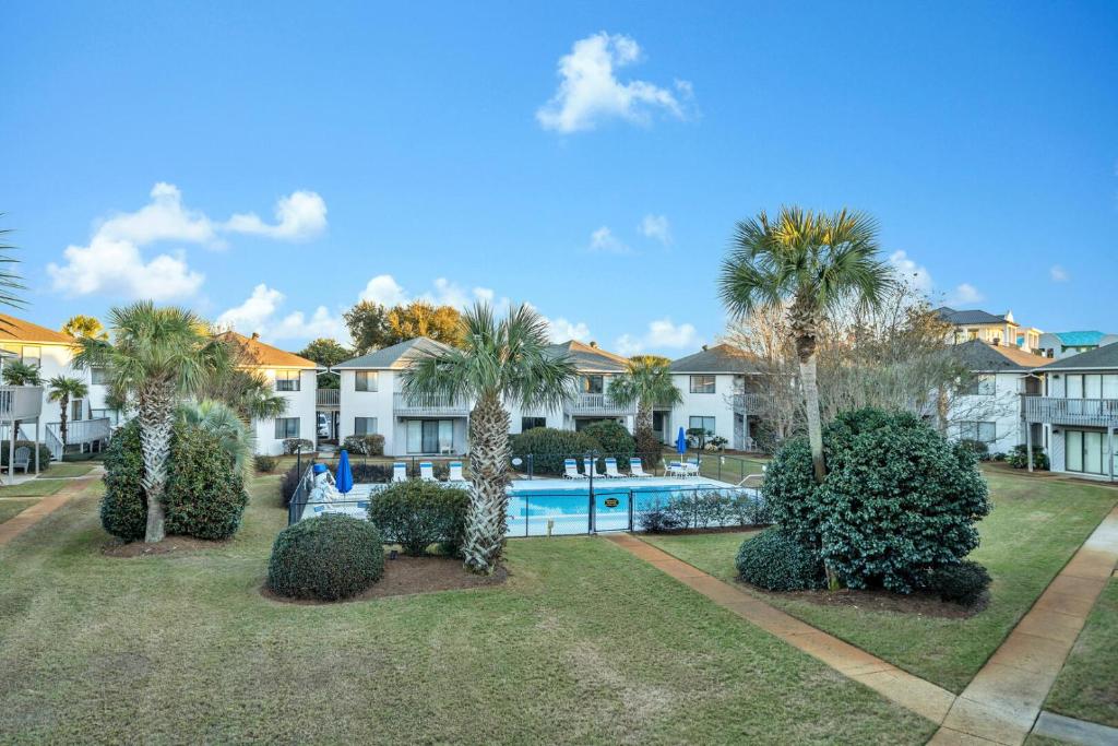 德斯坦Crystal Village II 6B - Close to the Beach 2BD 2BA的带游泳池和棕榈树的别墅