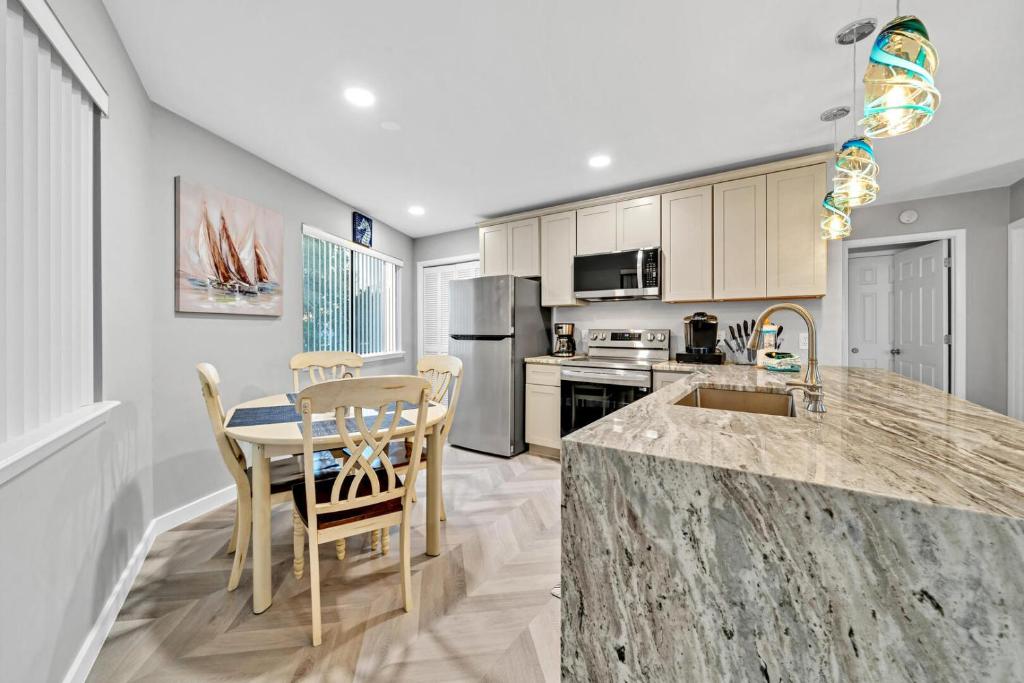 Crystal Village II 6B - Close to the Beach 2BD 2BA的厨房或小厨房