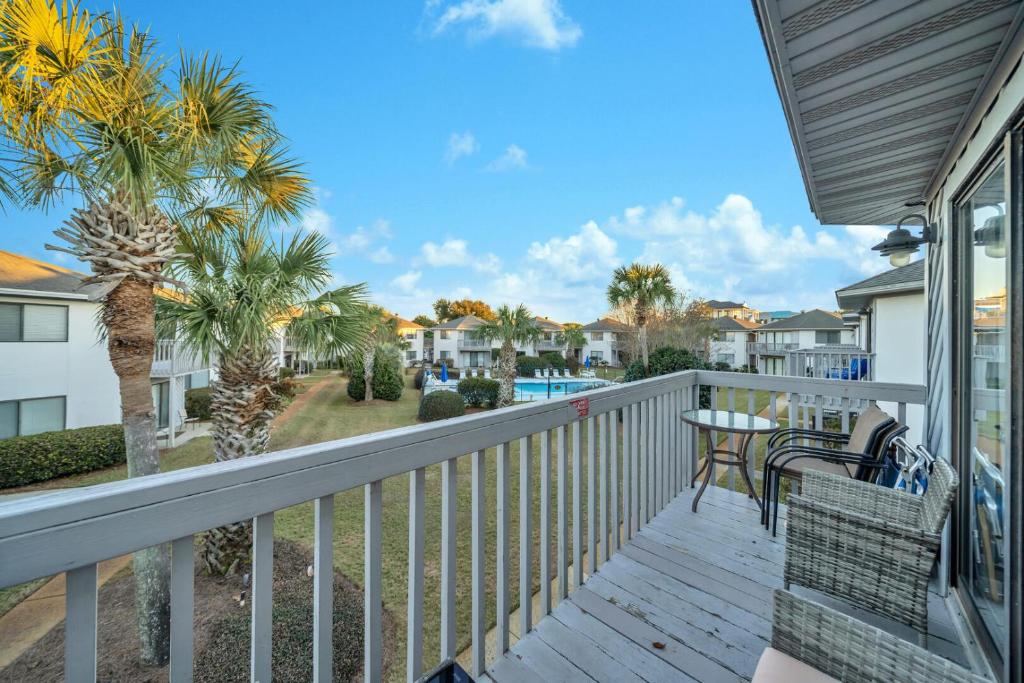 Crystal Village II 6B - Close to the Beach 2BD 2BA的阳台或露台
