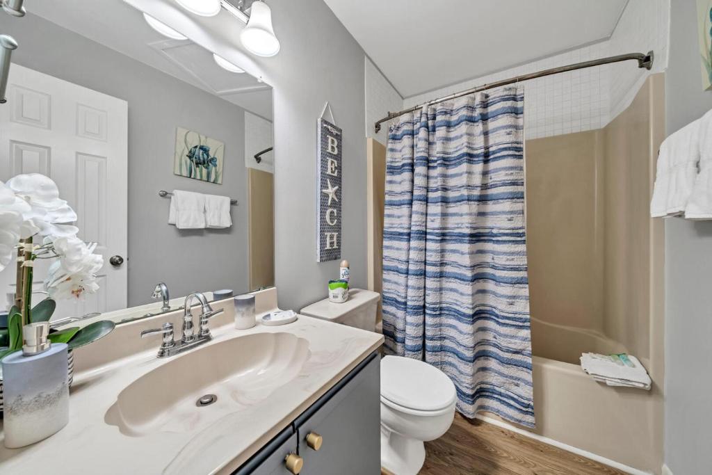 Crystal Village II 6B - Close to the Beach 2BD 2BA的一间浴室