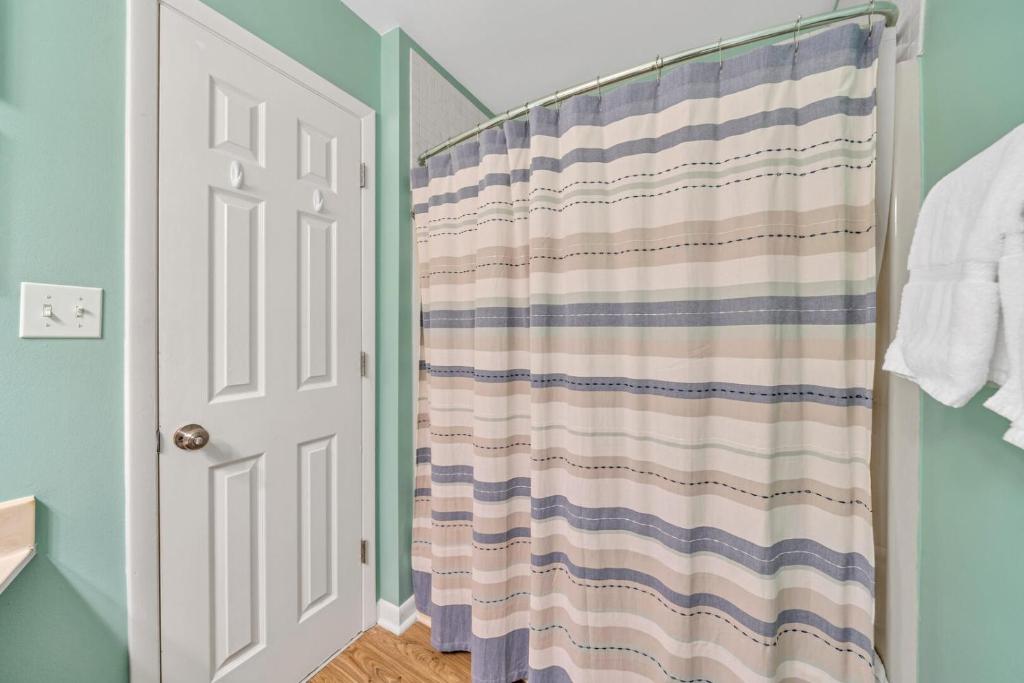 Crystal Village II 6B - Close to the Beach 2BD 2BA的一间浴室