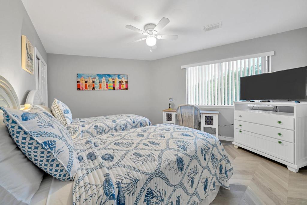Crystal Village II 6B - Close to the Beach 2BD 2BA的电视和&#47;或娱乐中心