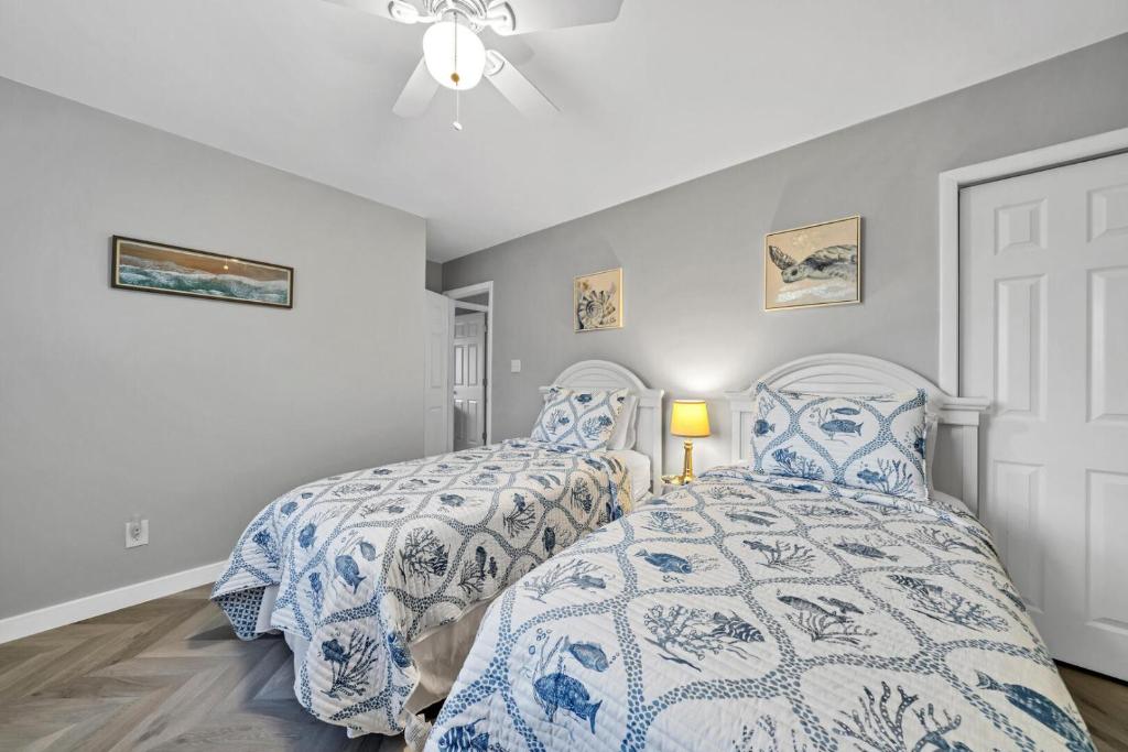 Crystal Village II 6B - Close to the Beach 2BD 2BA客房内的一张或多张床位