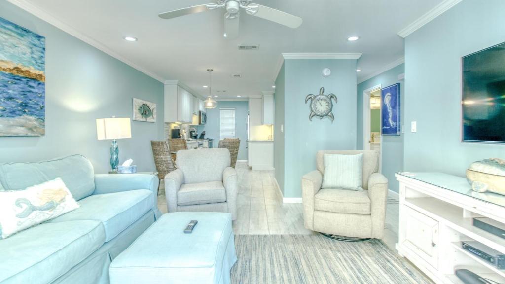Poolside Villas 106 - Updated beachfront condo on Holiday Isle in Destin的休息区