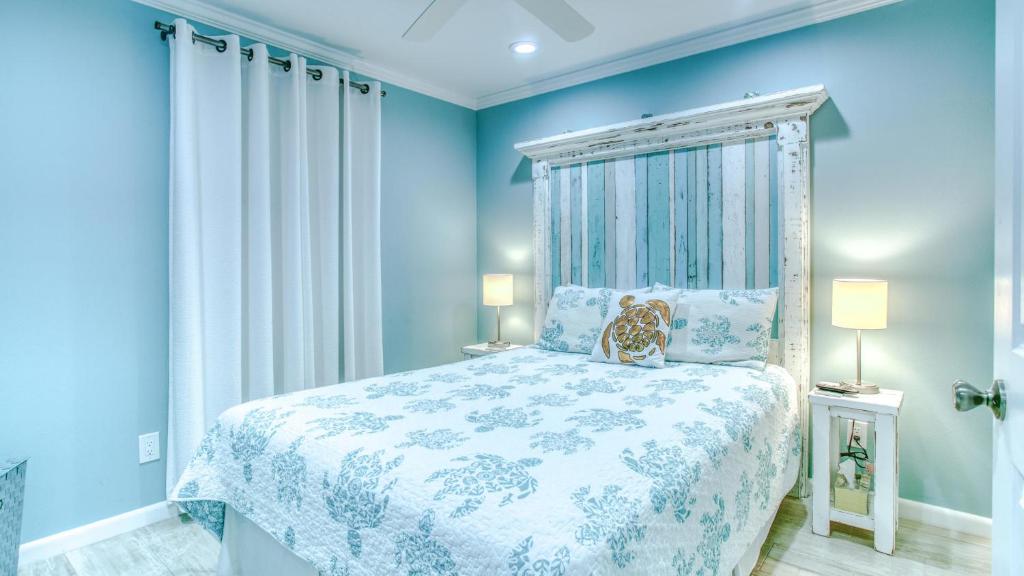 Poolside Villas 106 - Updated beachfront condo on Holiday Isle in Destin客房内的一张或多张床位
