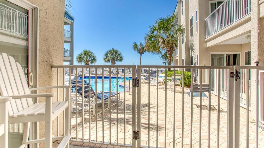 Poolside Villas 106 - Updated beachfront condo on Holiday Isle in Destin的阳台或露台