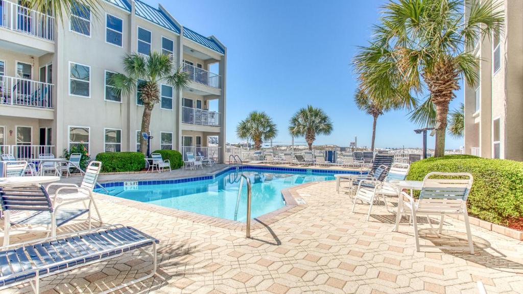 Poolside Villas 106 - Updated beachfront condo on Holiday Isle in Destin内部或周边的泳池