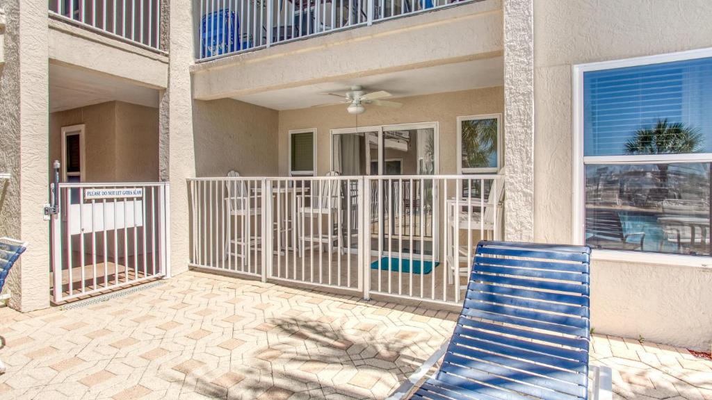 Poolside Villas 106 - Updated beachfront condo on Holiday Isle in Destin的阳台或露台