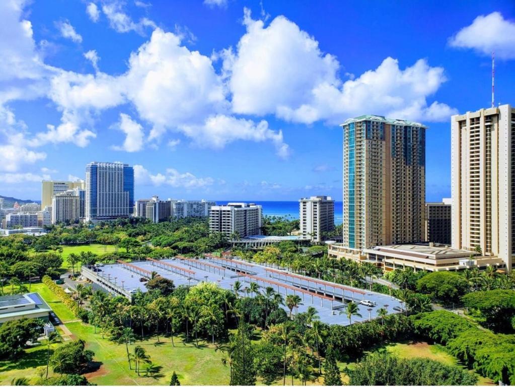 檀香山Soothing Hawaii Condo - 18F的城市天际线,高楼高楼,水体高