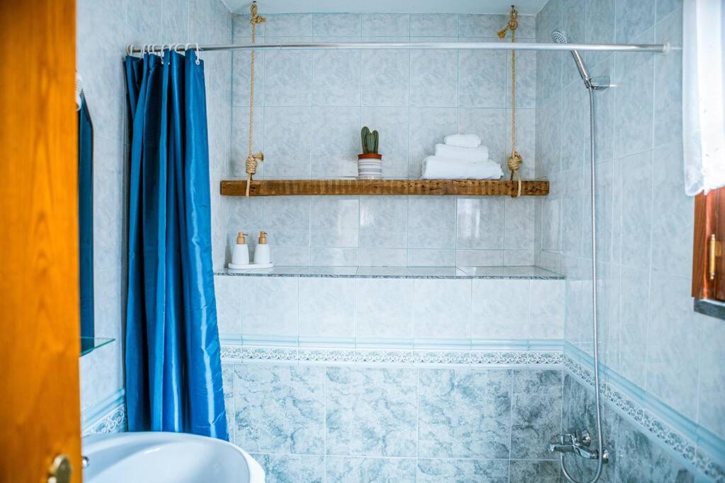 蒙丁-迪巴什图Casa da Ernesta的带淋浴、浴缸和盥洗盆的浴室