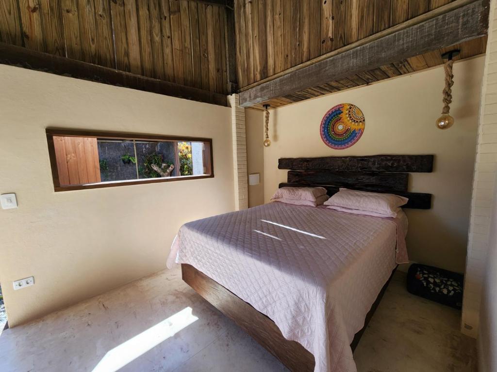 伊塔波阿Loft romântico pé na areia的一间带床的卧室,位于带窗户的房间内